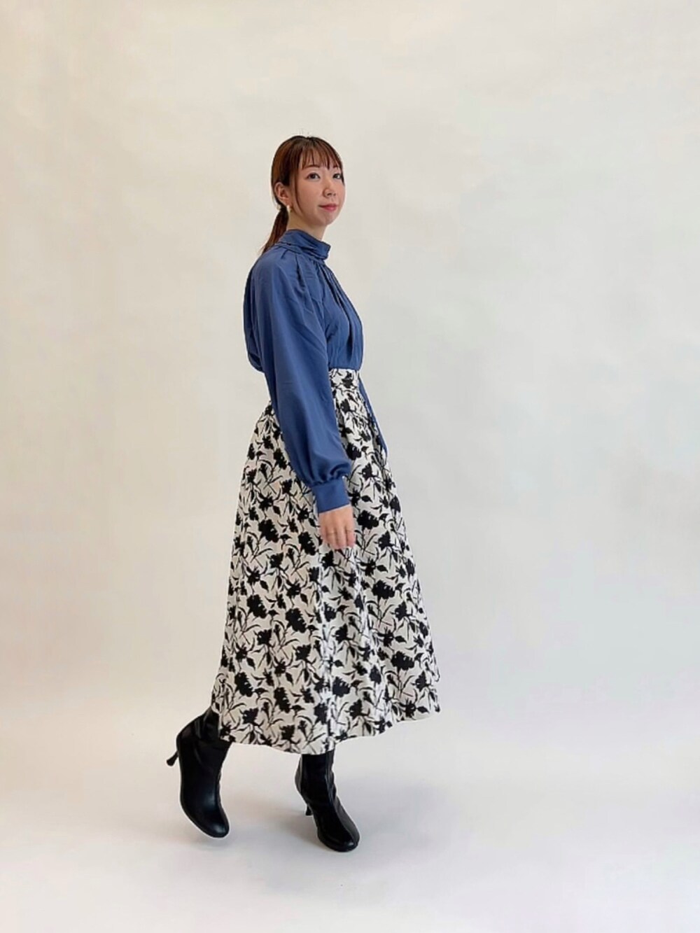 ブルー系のシャツ/ブラウス、ブルー系のノーカラーコート、ホワイト系のスカートを着用したレディースの冬コーディネートの2枚目の写真