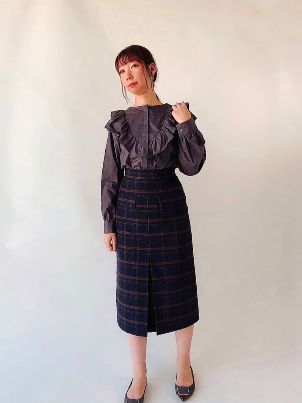 ブルー系のノーカラーコート、グレー系のシャツ/ブラウス、ブルー系のスカートを着用したレディースの秋コーディネートの2枚目の写真