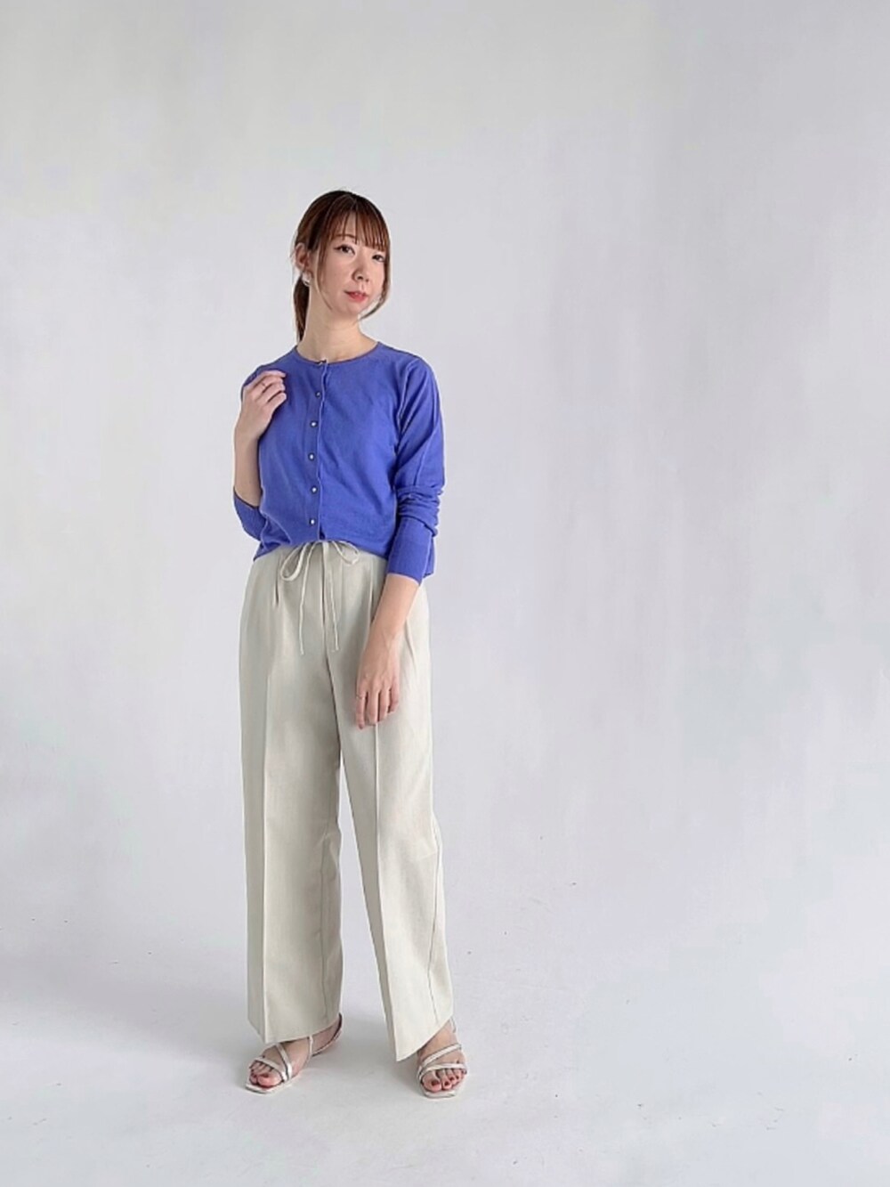 ホワイト系のタンクトップ、グリーン系のカーディガン/ボレロ、ベージュ系のその他パンツを着用したレディースの夏コーディネートの2枚目の写真