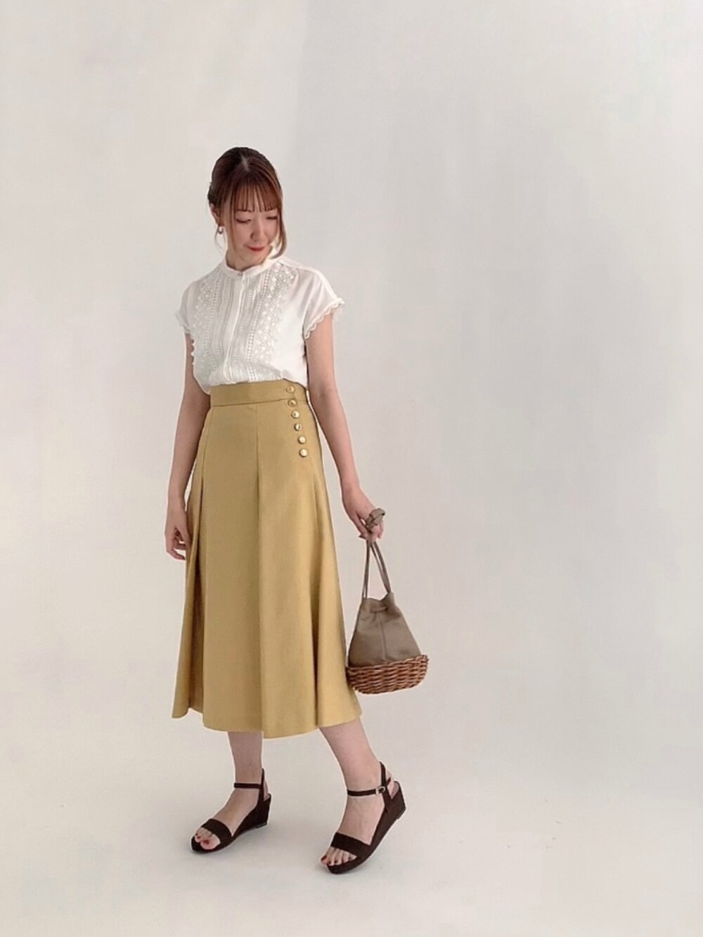 「夏コーデ、ミントグリーン、レース、パンツスタイル、白パンツ、センタープレス、センタープレスパンツ、オトナ女子、大人かわいい、キレイめ、オフィスカジュアル、通勤コーデ、いいね、save、フォローお願いします🤑、おしゃれさんと繋がりたい、テチチ(Te chichi)」｜「Te chichiのフロントレースブラウス（シャツ/ブラウス、グリーン系）」を使った、sakiさん（レディース・163cm）の夏コーディネートの2枚目の写真