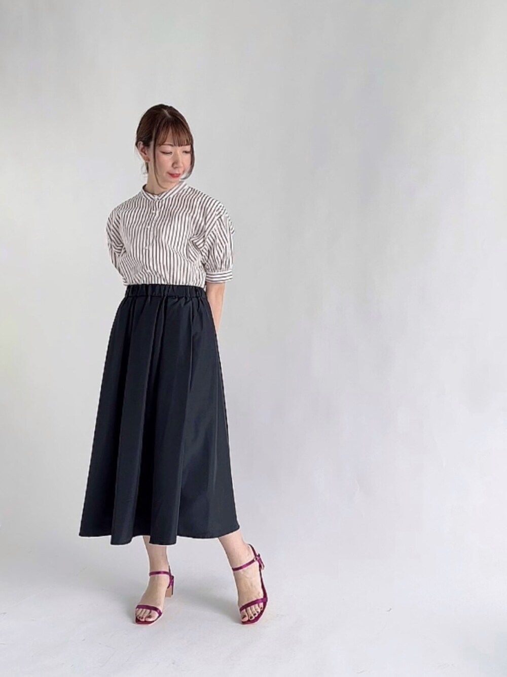 ブラック系のシャツ/ブラウス、パープル系のその他パンツ、ブラック系のショルダーバッグを着用したレディースの秋コーディネートの3枚目の写真