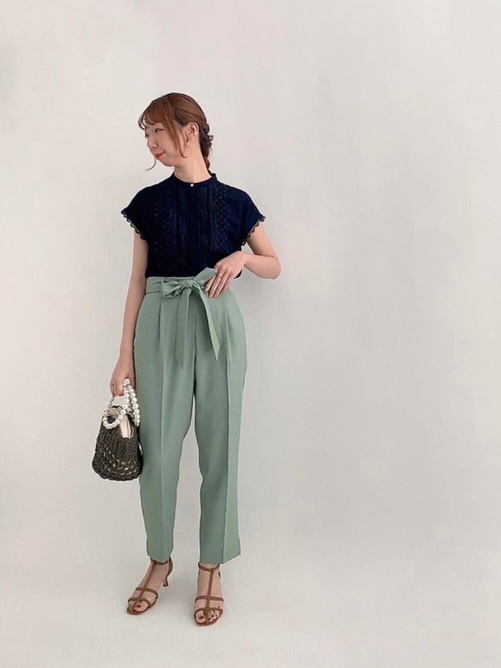 「夏コーデ、ミントグリーン、レース、パンツスタイル、白パンツ、センタープレス、センタープレスパンツ、オトナ女子、大人かわいい、キレイめ、オフィスカジュアル、通勤コーデ、いいね、save、フォローお願いします🤑、おしゃれさんと繋がりたい、テチチ(Te chichi)」｜「Te chichiのフロントレースブラウス（シャツ/ブラウス、グリーン系）」を使った、sakiさん（レディース・163cm）の夏コーディネートの3枚目の写真