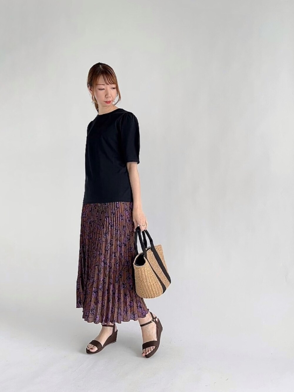 ホワイト系のニット/セーター、ブラウン系のその他パンツ、イエロー系のショルダーバッグを着用したレディースの秋コーディネートの3枚目の写真