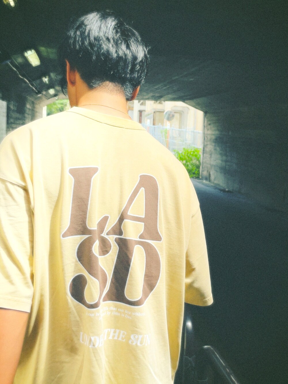 「夏コーデ、夏だ！Tシャツ着よう！、お洒落さんとつながりたい、オーバーサイズ、ファッションの力を信じよう、ショートパンツ、休日スタイル、ベイフロー(BAYFLOW)、いいね、save、フォローお願いします🤑」｜「BAYFLOWのスノーウォッシュプリントTEE（Tシャツ/カットソー、イエロー系）」を使った、ROYさん（メンズ・173cm）の夏コーディネートの2枚目の写真