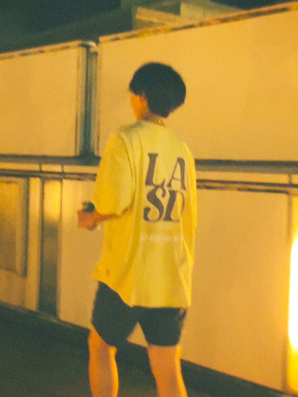 「夏コーデ、夏だ！Tシャツ着よう！、お洒落さんとつながりたい、オーバーサイズ、ファッションの力を信じよう、ショートパンツ、休日スタイル、ベイフロー(BAYFLOW)、いいね、save、フォローお願いします🤑」｜「BAYFLOWのスノーウォッシュプリントTEE（Tシャツ/カットソー、イエロー系）」を使った、ROYさん（メンズ・173cm）の夏コーディネートの3枚目の写真