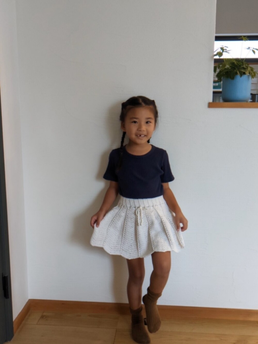 ブルー系のTシャツ/カットソー、ホワイト系のその他パンツを着用したキッズの冬コーディネートの2枚目の写真