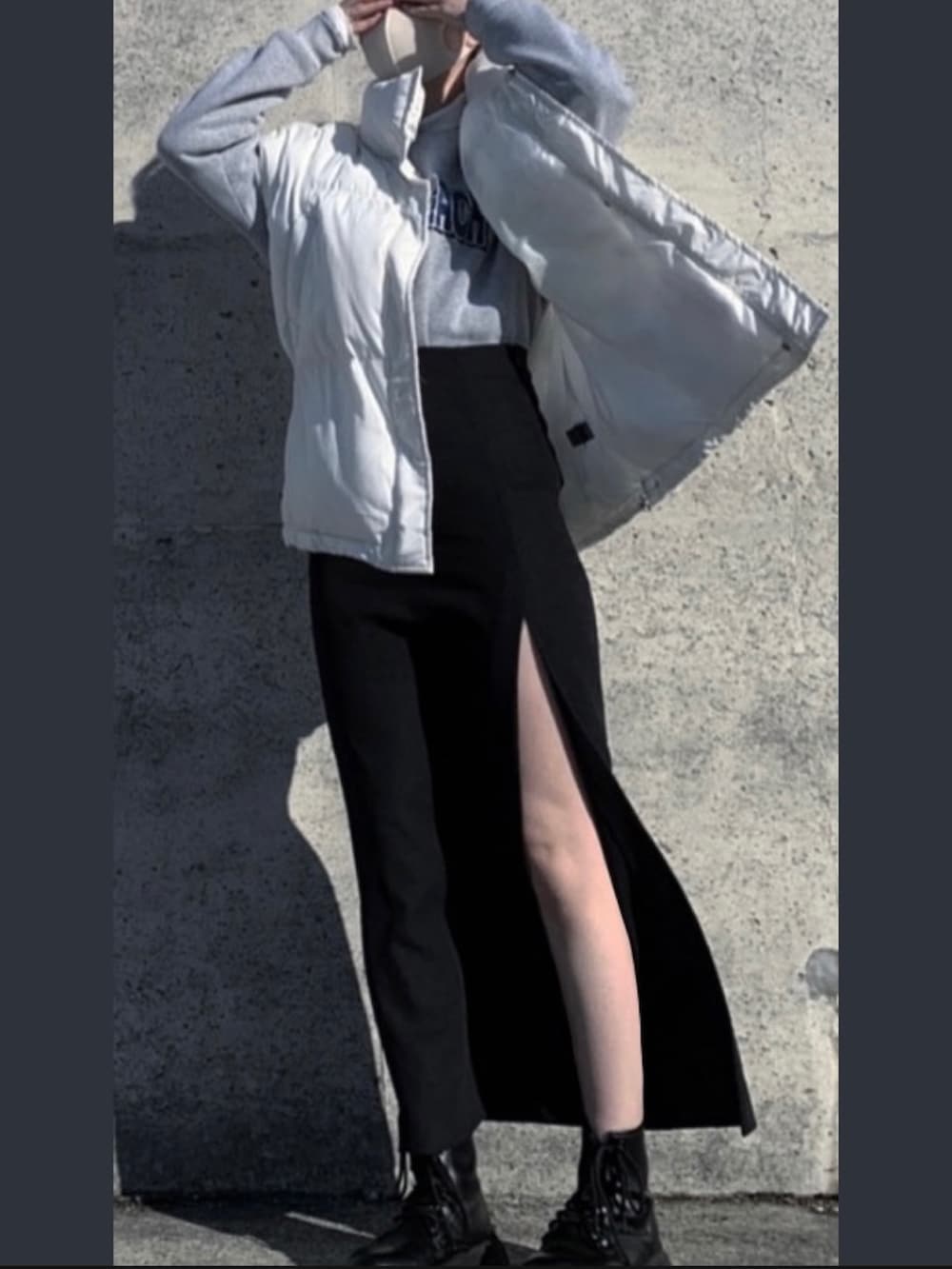 ブラウン系のスカートを着用したレディースの冬コーディネートの2枚目の写真