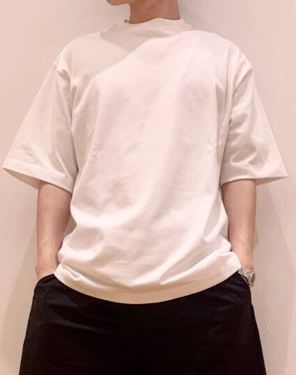 ホワイト系のTシャツ/カットソー、ブラック系のその他パンツを着用したメンズの夏コーディネートの2枚目の写真