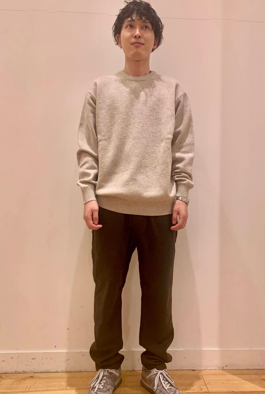 グリーン系のその他パンツ、ベージュ系のニット/セーターを着用したメンズの秋コーディネートの2枚目の写真