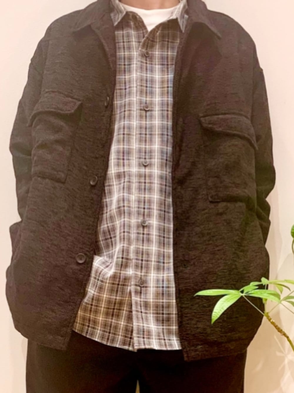 ブラウン系のスニーカー、ブラック系のその他パンツ、グレー系のその他アウターを着用したメンズの秋コーディネートの2枚目の写真