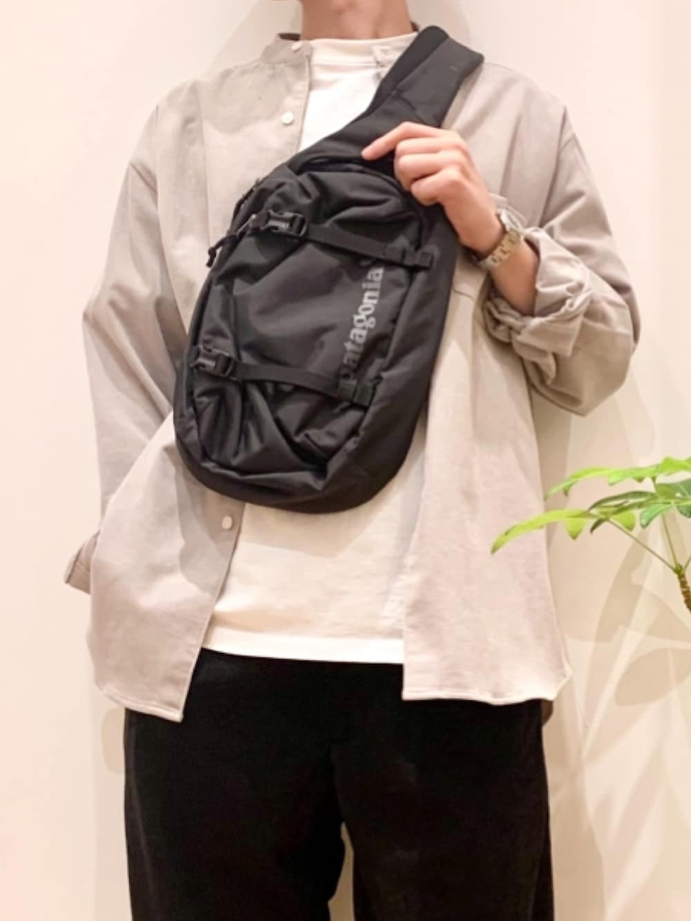 ブラック系のスニーカー、ブラック系のその他パンツ、ベージュ系のシャツ/ブラウスを着用したメンズの秋コーディネートの2枚目の写真