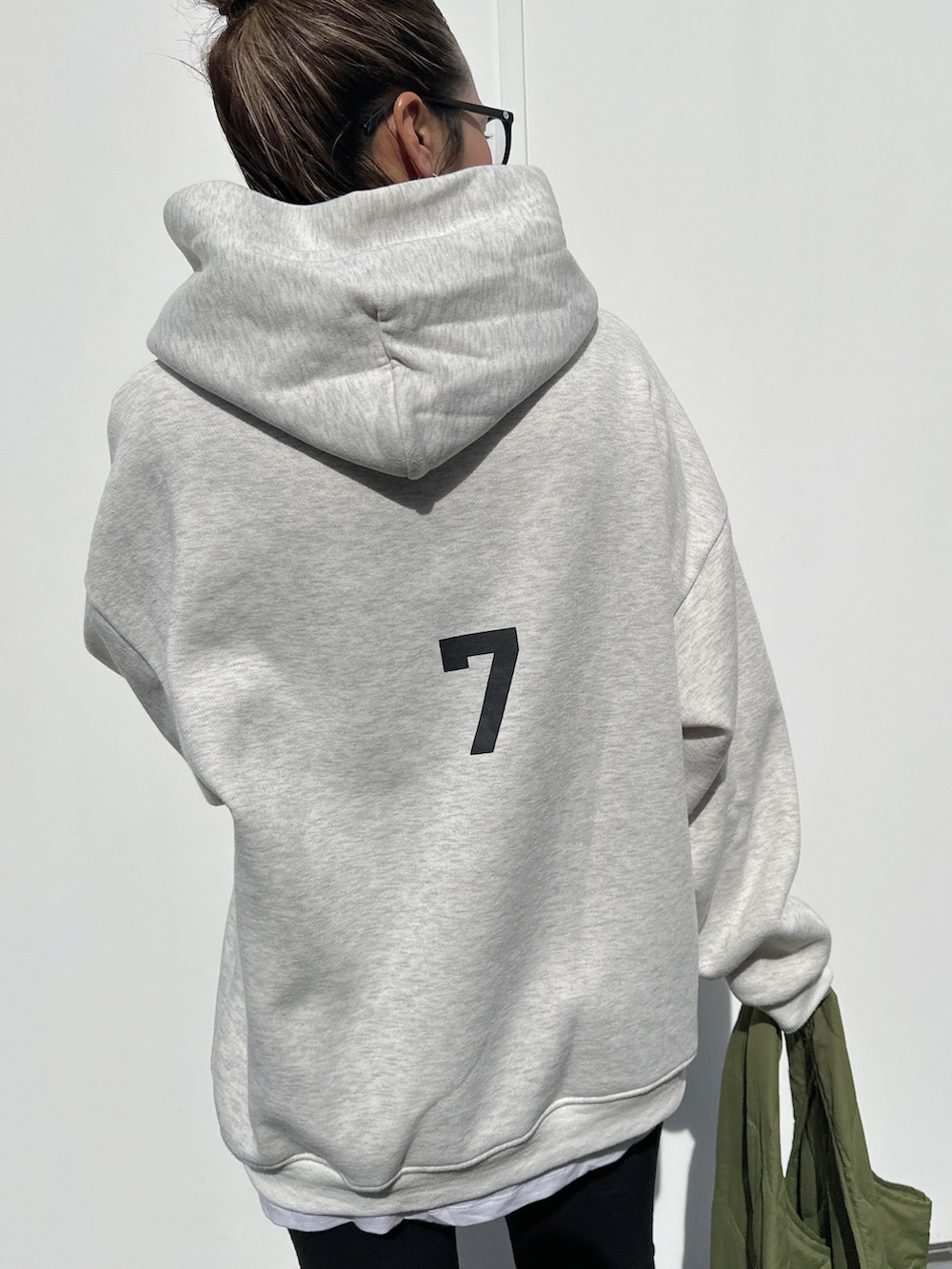 「ラクチンコーデ、ほめられ本命コーデ、ママコーデ、スウェット、パーカー、UGG、rvca、shein、グレー、レギンス」｜「via jのvia j (ヴィアジェイ)  あったかレギンス（レギンス/スパッツ、ホワイト系）」を使った、SAYO☻さん（レディース・157cm）の冬コーディネートの2枚目の写真