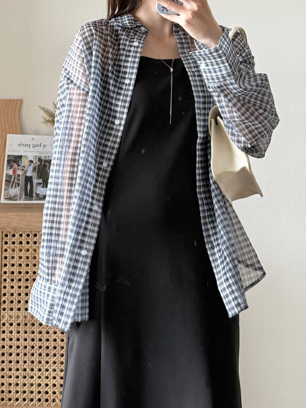 ブラック系のシャツ/ブラウス、ブラック系のワンピース、グレー系のサンダルを着用したレディースの夏コーディネートの5枚目の写真