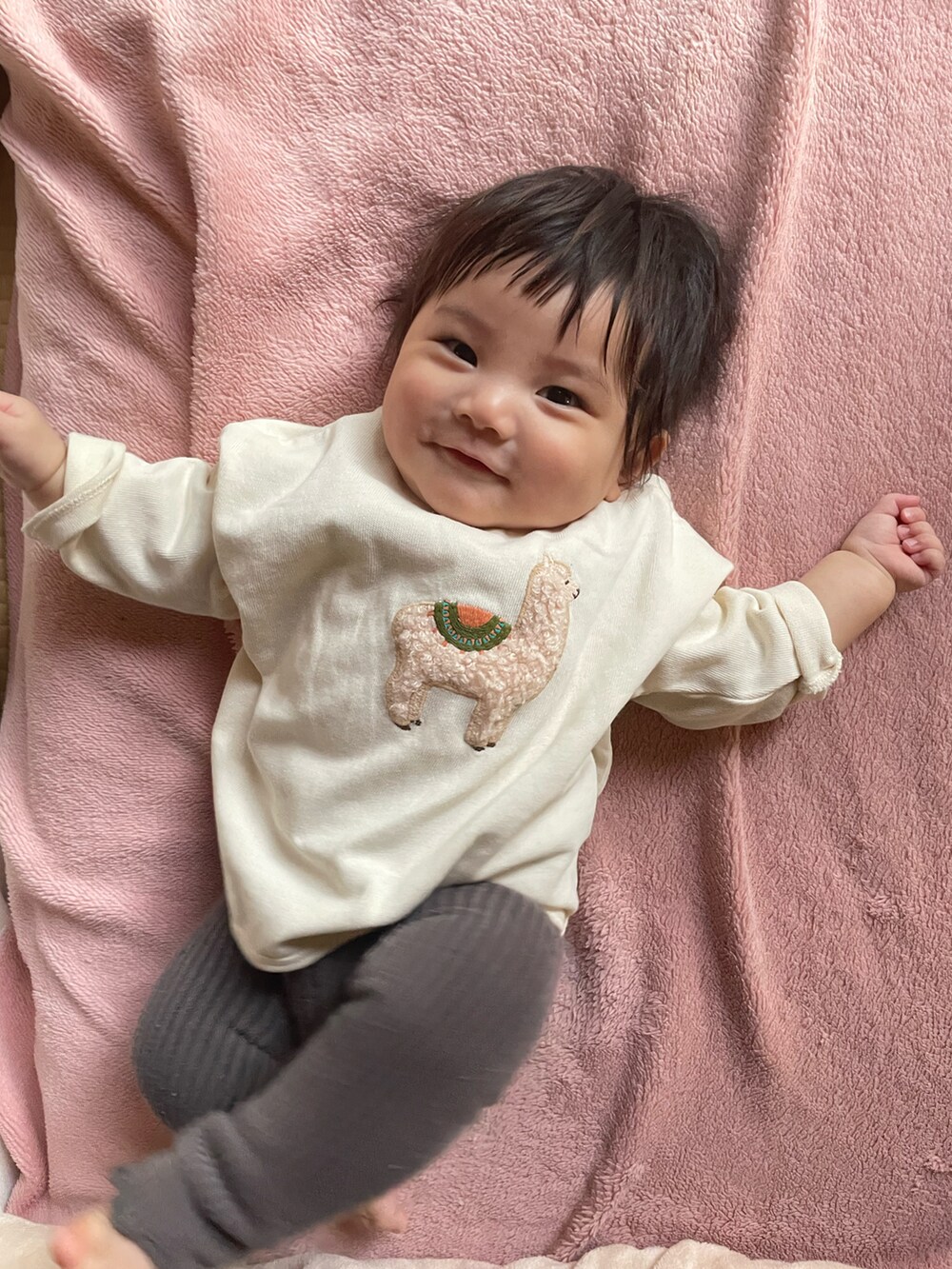 ベージュ系のTシャツ/カットソーを着用したキッズの春コーディネートの2枚目の写真