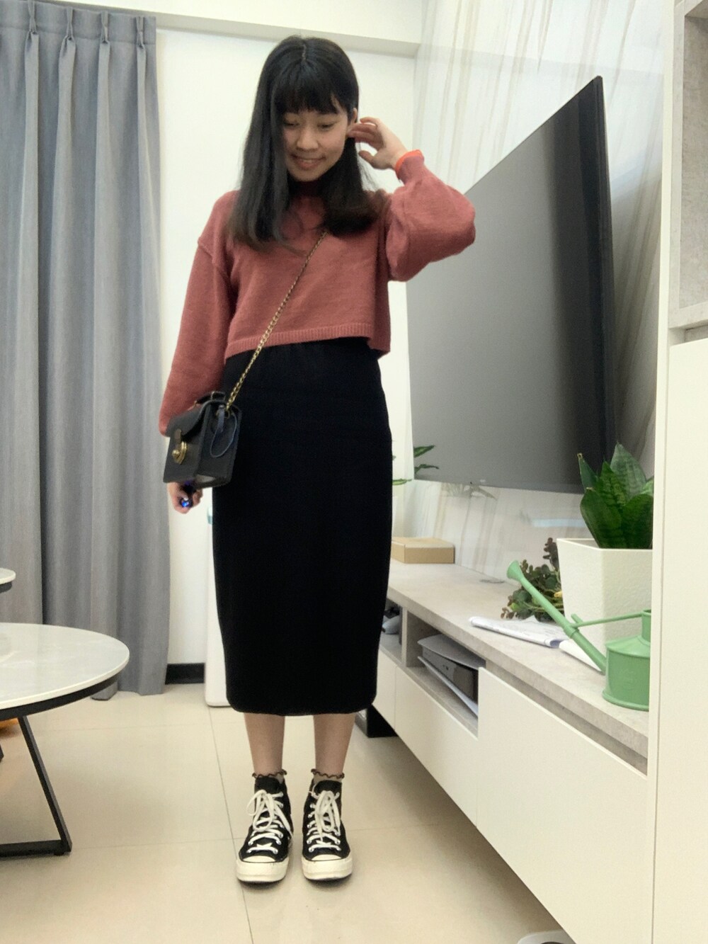 「CONVERSEのアイテム（スニーカー、ブラック系）」を使った、琳 ¨̮さん（レディース・157cm）の春コーディネートの2枚目の写真