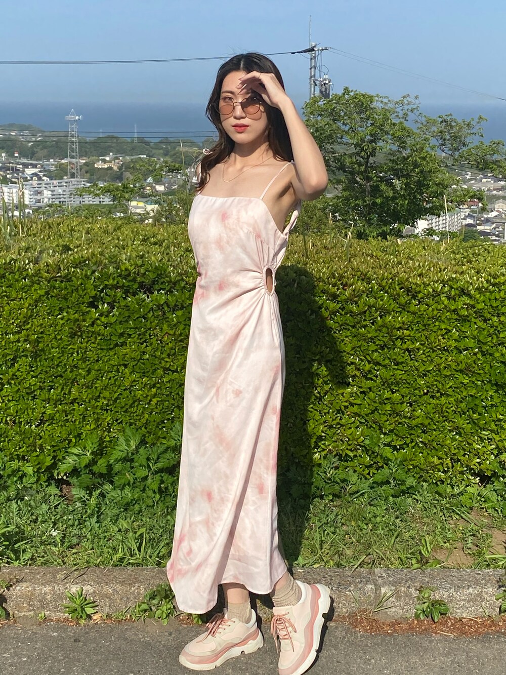 「キャミワンピ、夏コーデ、shein、シンプルコーデ、大人カジュアル、ootd、おでかけコーデ、マーメイドスカート、夏のワントーンコーデ、初夏コーデ、スニーカー、スニーカーコーデ、いいね、save、フォローお願いします🤑、instagram、サングラス」｜「CHARLES & KEITHのチャンキースニーカー / Chunky Sneakers（スニーカー、ピンク系）」を使った、𝐦𝐚𝐧𝐚𝐩𝐢𝐲𝐨さん（レディース・164cm）の夏コーディネートの2枚目の写真