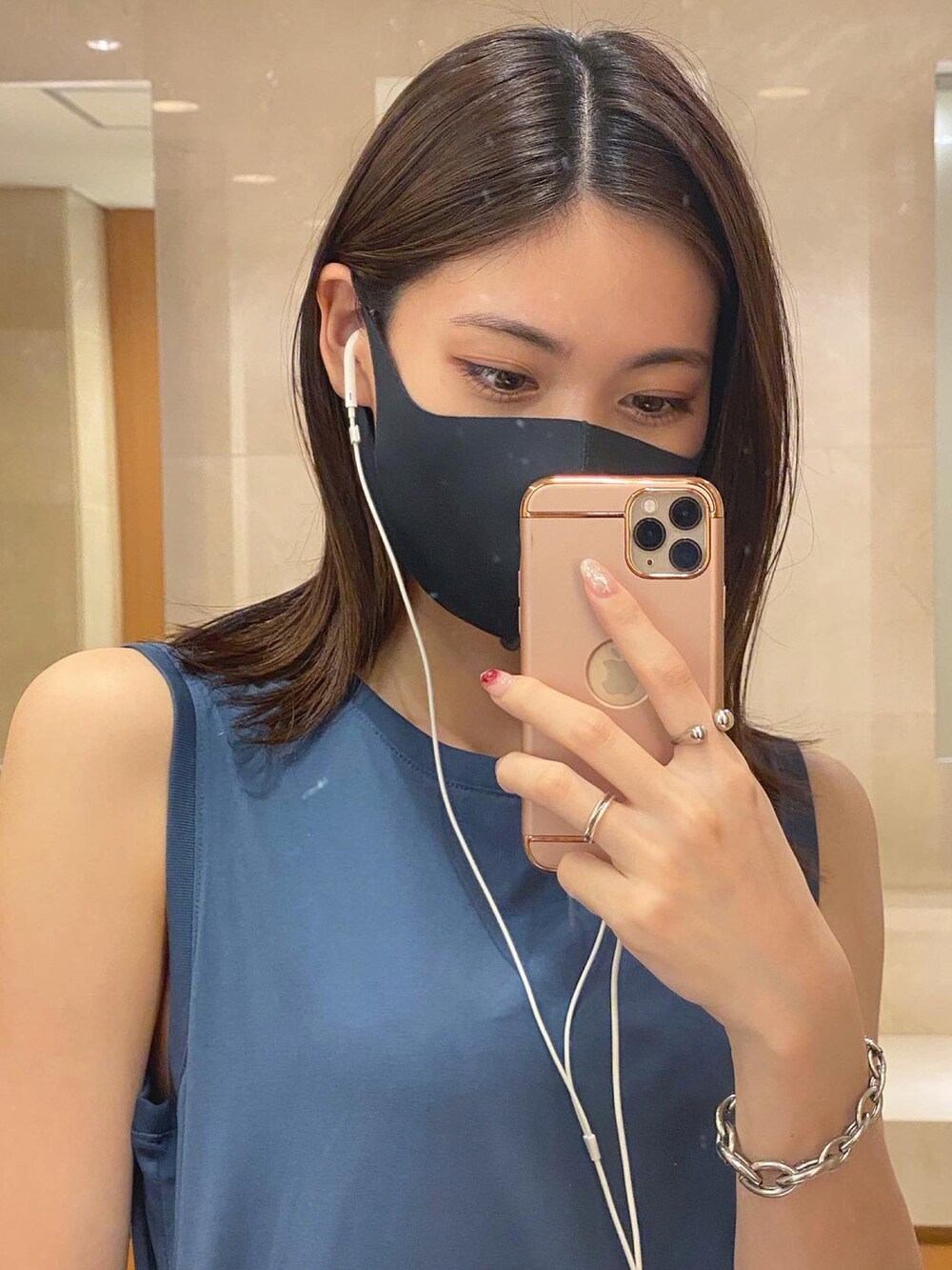 「UNIQLO、大人カジュアル、今日のコーデ、カジュアル、プチプラコーデ、サンダルコーデ、ootd、ラフ、休日コーデ、きれいめカジュアル、ブルー、ワンピース、シンプル、ノースリーブ、夏コーデ」｜「UNIQLOのアイテム（ワンピース、ブルー系）」を使った、𝐦𝐚𝐧𝐚𝐩𝐢𝐲𝐨さん（レディース・164cm）の夏コーディネートの3枚目の写真