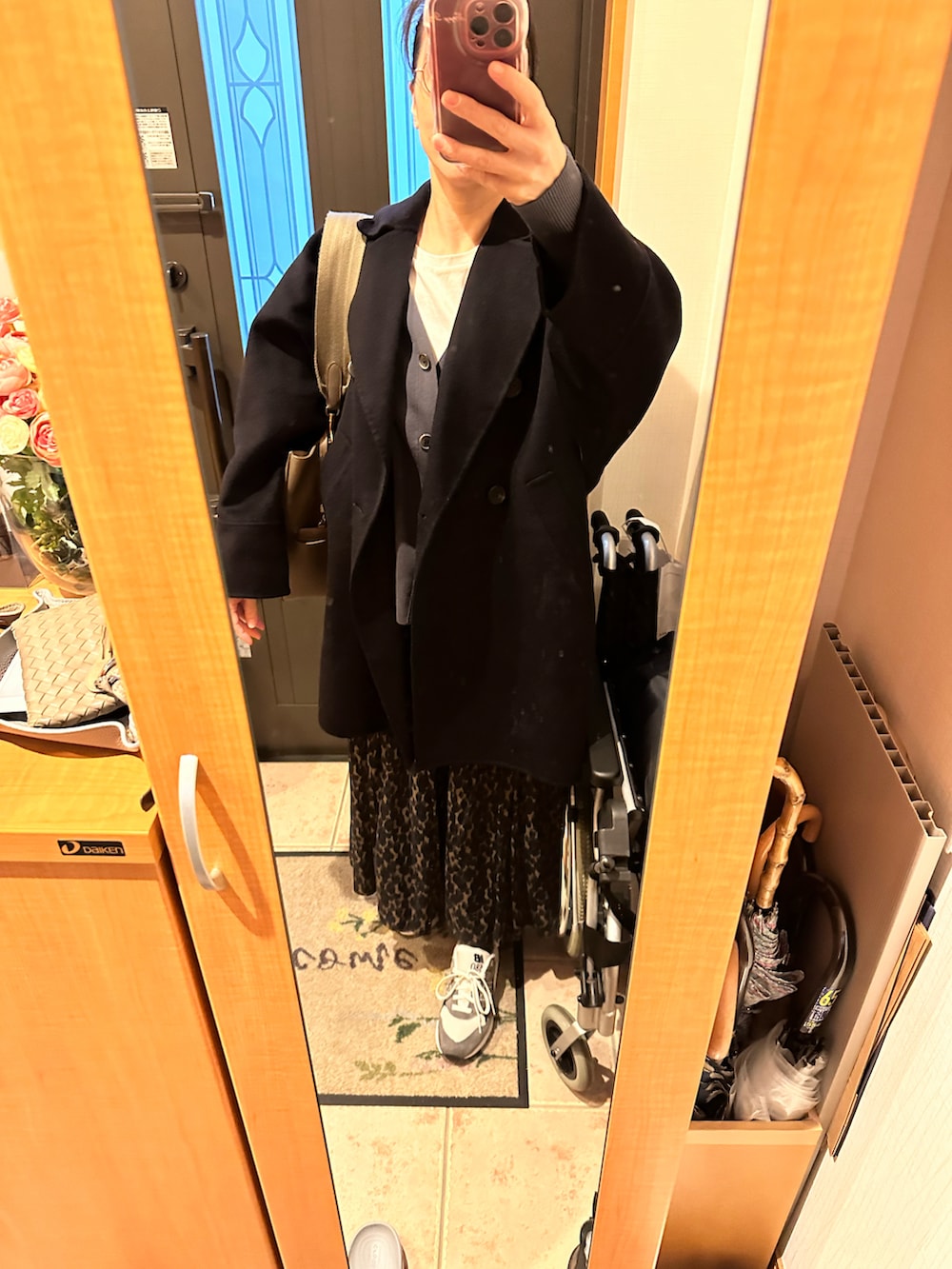 グレー系のカーディガン/ボレロ、ホワイト系のTシャツ/カットソー、グリーン系のスカートを着用したレディースの冬コーディネートの3枚目の写真