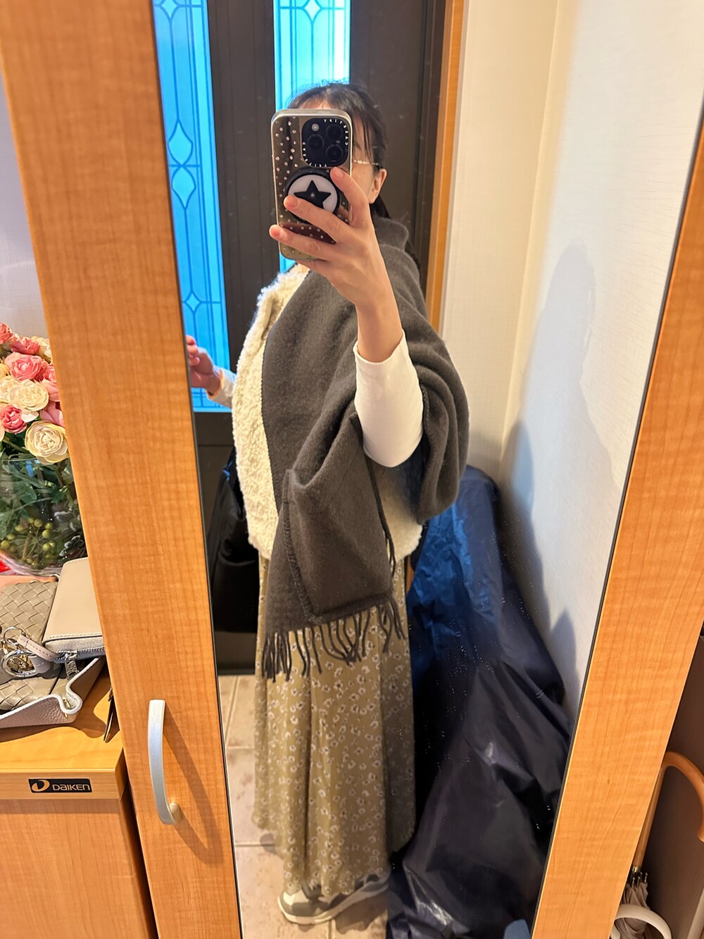 「秋服、オトナカジュアル、スカートコーデ、お洒落さんとつながりたい、ootd、大人女子、ゆるコーデ、プチプラ、UNIQLO、いいね、save、フォローお願いします🤑、Tシャツ/カットソー、キレイめ、きれいめカジュアル、スニーカー、花柄」｜「IENAの《追加》NOMADIS/ノマディス 別注 SAC PADDED トートバッグ（トートバッグ、ブラック系）」を使った、まろんさん（レディース・160cm）の秋コーディネートの2枚目の写真