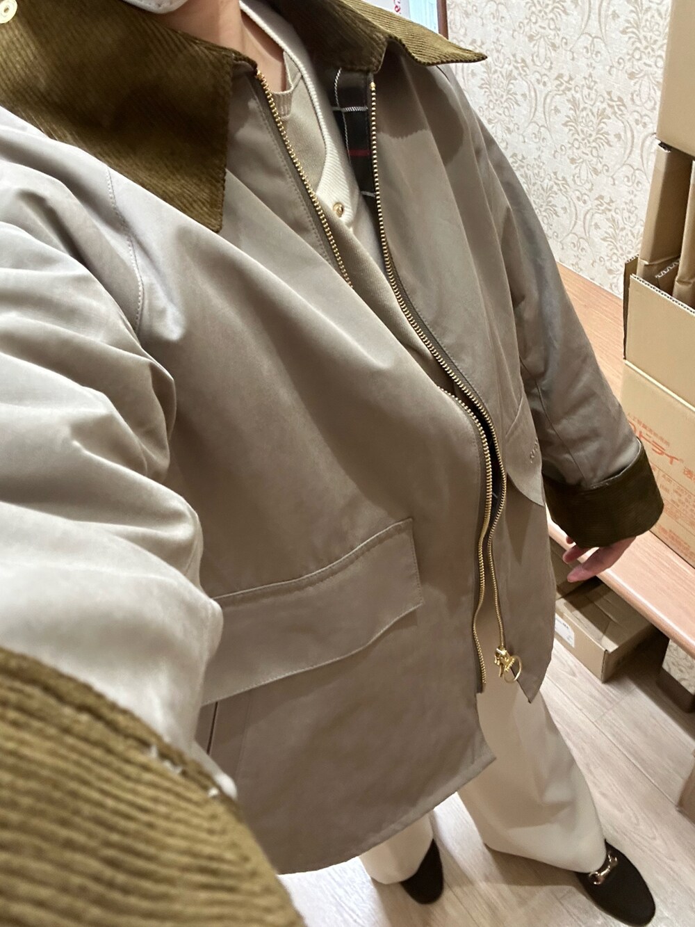 ベージュ系のその他アウター、ベージュ系のニット/セーター、ホワイト系のカーディガン/ボレロを着用したレディースの秋コーディネートの3枚目の写真