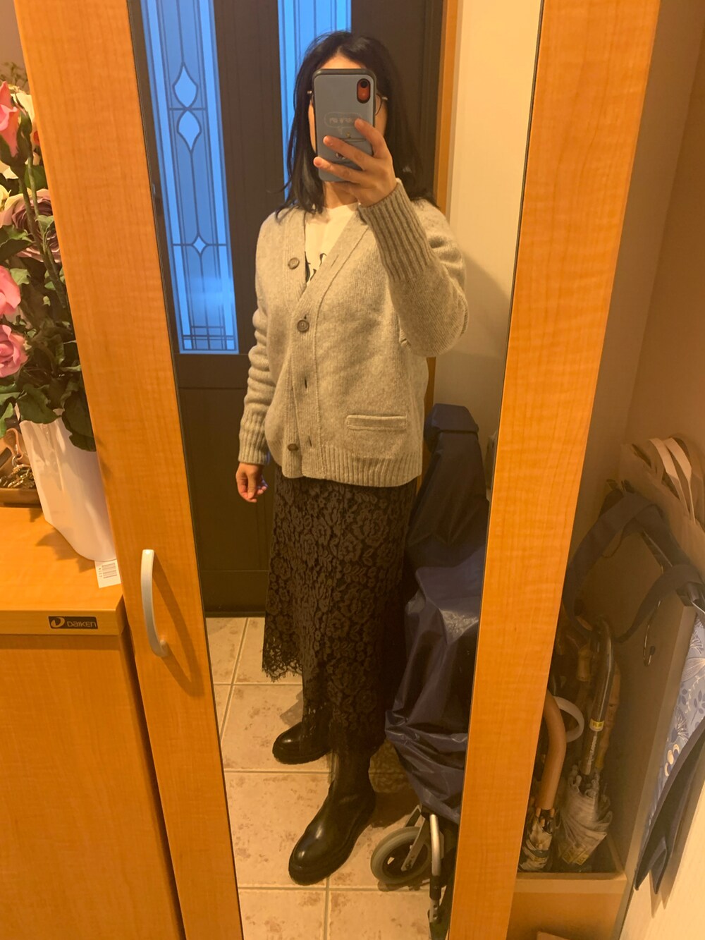 ブルー系のその他アウター、グレー系のスカート、グレー系のカーディガン/ボレロを着用したレディースの冬コーディネートの2枚目の写真