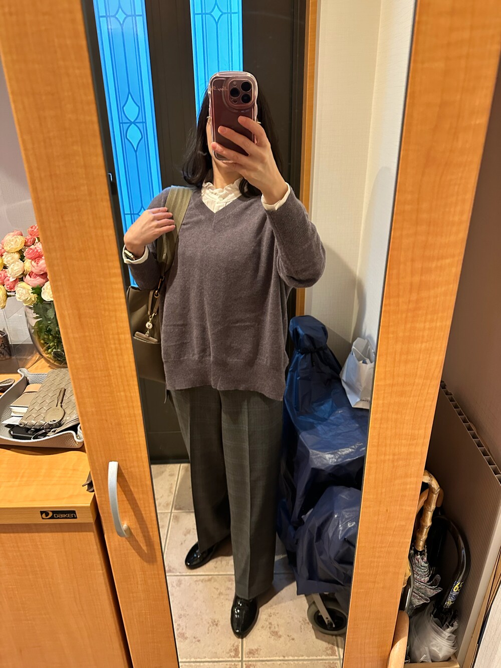 「お仕事コーデ、冬アウター、お洒落さんとつながりたい、大人女子、冬、着回しコーデ、ootd、大人コーデ、きれいめカジュアル、キレイめ、ブラウス、ニット、パンツスタイル、キレイめコーデ、シンプルコーデ」｜「TATRASのTATRAS(タトラス)/LORENZANA/LTA17A4488/STORY11月号掲載（ダウンジャケット/コート、ブラック系）」を使った、まろんさん（レディース・160cm）の冬コーディネートの2枚目の写真