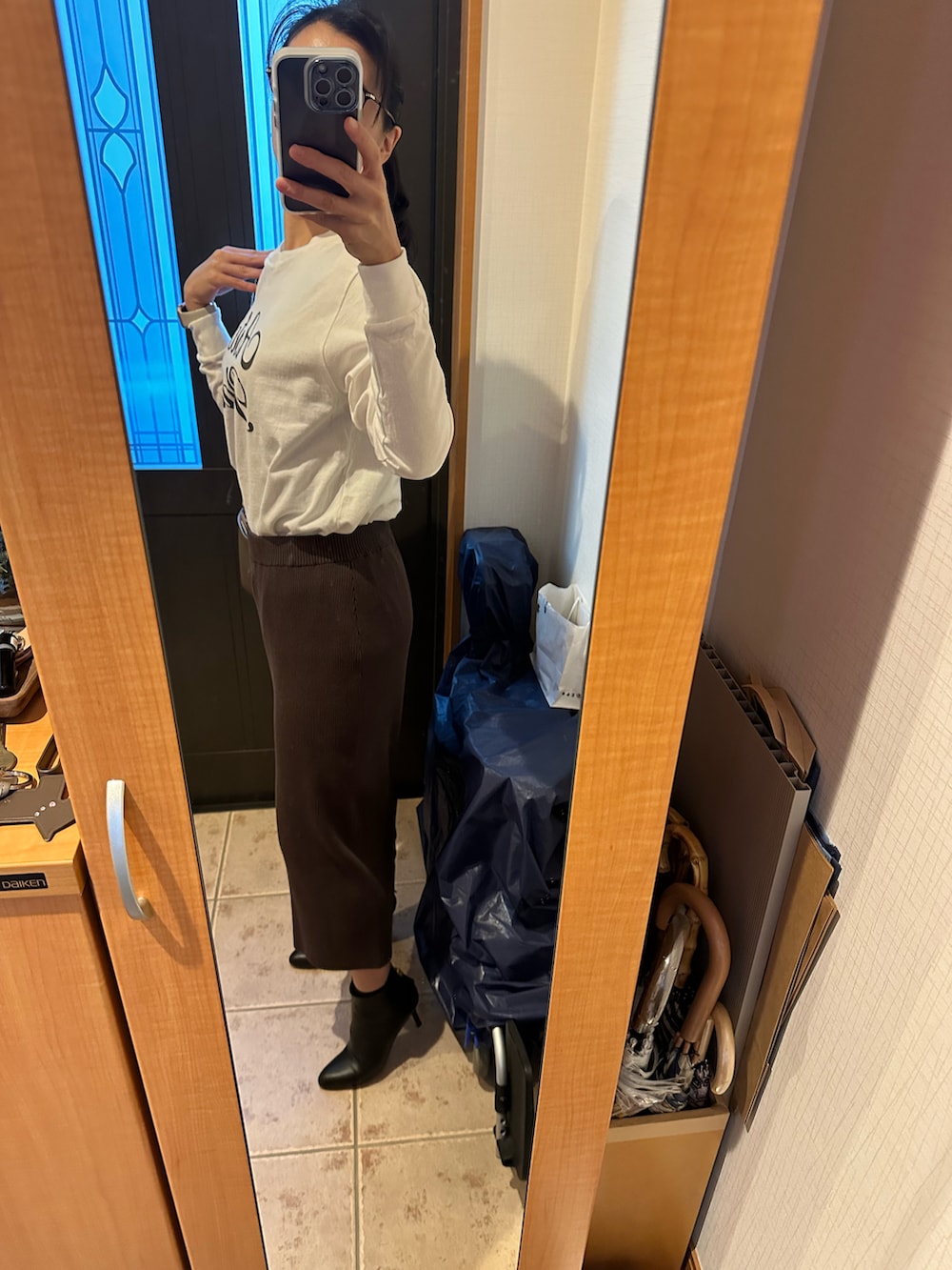「秋コーデ、おしゃれさんと繋がりたい、秋冬、オトナカジュアル、ootd、カジュアル、オトナ女子、キレイめコーデ、キレイめ、きれいめカジュアル、タイトスカート、ロゴT、レザージャケット、シンプルコーデ、ワントーンコーデ」｜「FRAMeWORKのASTOR PLACE ロンTEE◆（Tシャツ/カットソー、ホワイト系）」を使った、まろんさん（レディース・160cm）の秋コーディネートの2枚目の写真