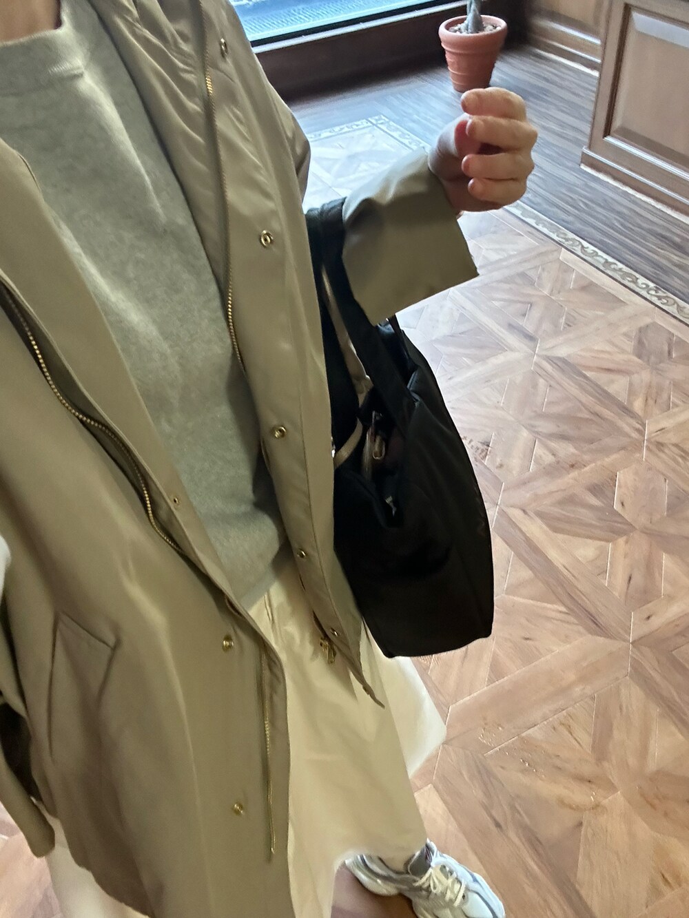 「カジュアル、スウェット、スカート、タフタスカート、バレエシューズ、スニーカー、オトナカジュアル、オトナ女子、プチプラ、UNIQLO、レイヤードスタイル、おしゃれさんと繋がりたい、シンプルコーデ、春アウター、春コーデ」｜「IENAのメモリータフタフレアスカート（スカート、ホワイト系）」を使った、まろんさん（レディース・160cm）の春コーディネートの5枚目の写真