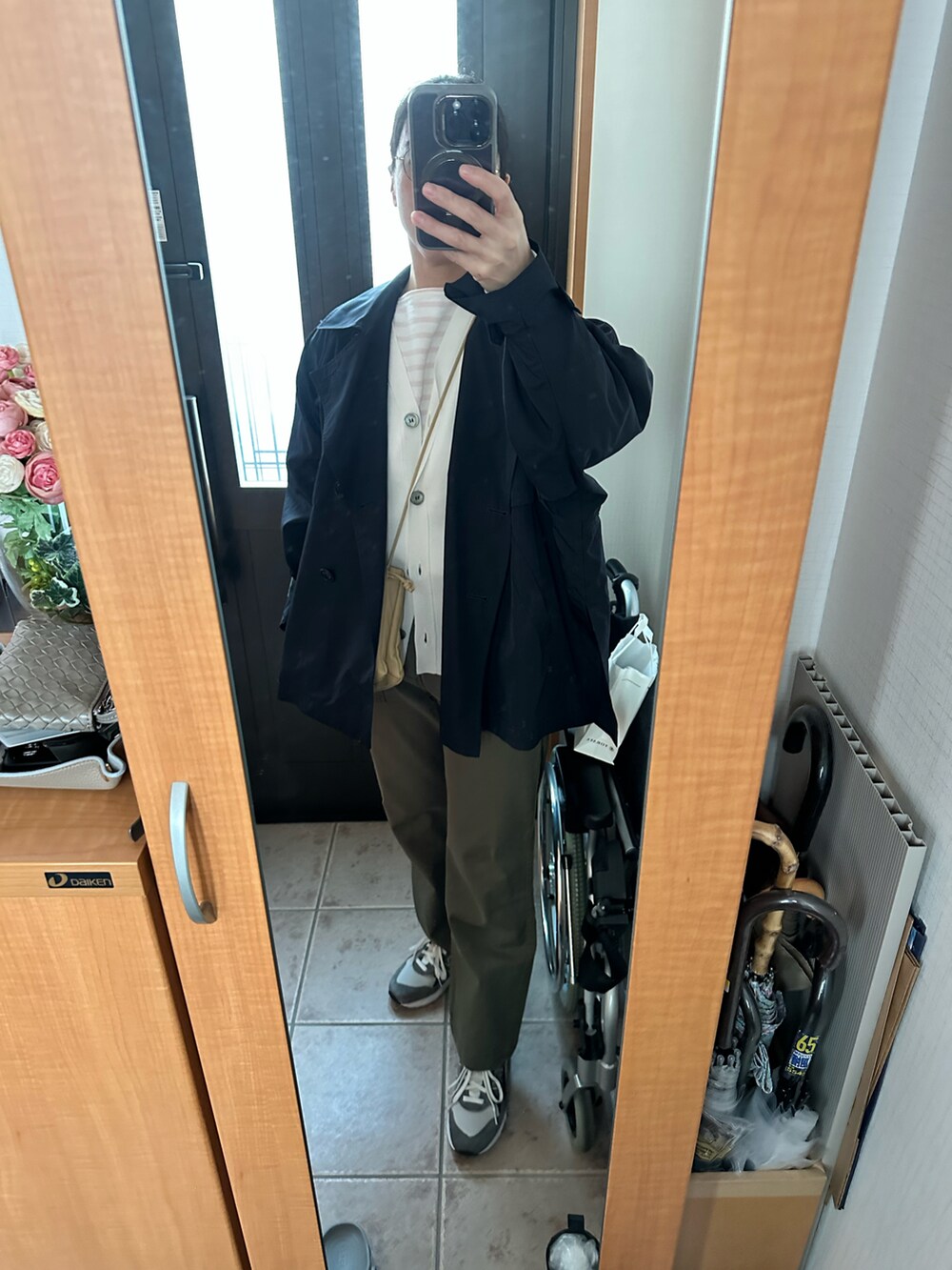 ホワイト系のカーディガン/ボレロ、ピンク系のTシャツ/カットソー、ベージュ系のショルダーバッグを着用したレディースの春コーディネートの3枚目の写真