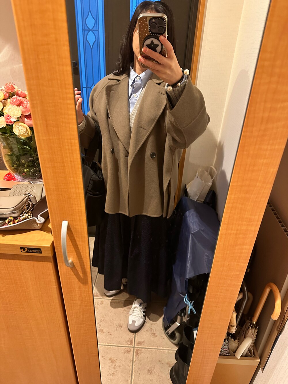 「プチプラ、UNIQLO、シャツスタイル、レイヤードスタイル、カーディガン、きれいめカジュアル、キレイめ、スニーカー、スカート、花柄、きれいめ、オトナ女子、オトナカジュアル、おしゃれさんと繋がりたい、いいね、save、フォローお願いします🤑」｜「IENAのAQUAラグランVネックカーディガン◆（カーディガン/ボレロ、グレー系）」を使った、まろんさん（レディース・160cm）の冬コーディネートの3枚目の写真