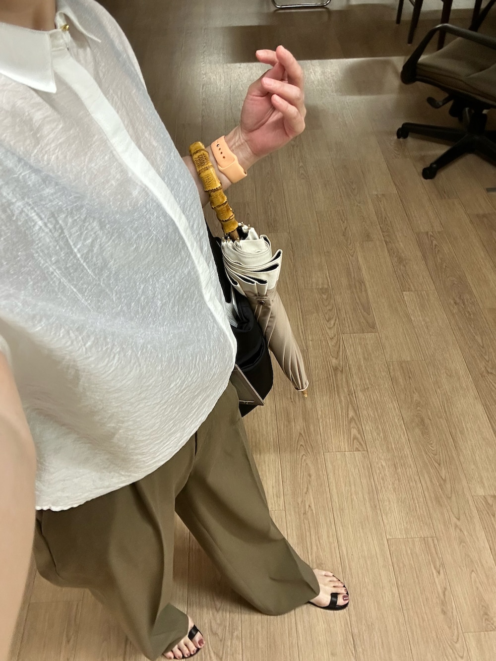 「今日のコーデ、夏コーデ、きれいめコーディネート、プチプラ、UNIQLO、タックワイドパンツ、ラフ、ラクチンコーデ、パンツスタイル、パンツ、スラックス、ブラウス、大人カジュアル、大人コーデ、大人女子」｜「IENAの《追加》リネン混 襟付きブラウス（シャツ/ブラウス、ホワイト系）」を使った、まろんさん（レディース・160cm）の夏コーディネートの3枚目の写真