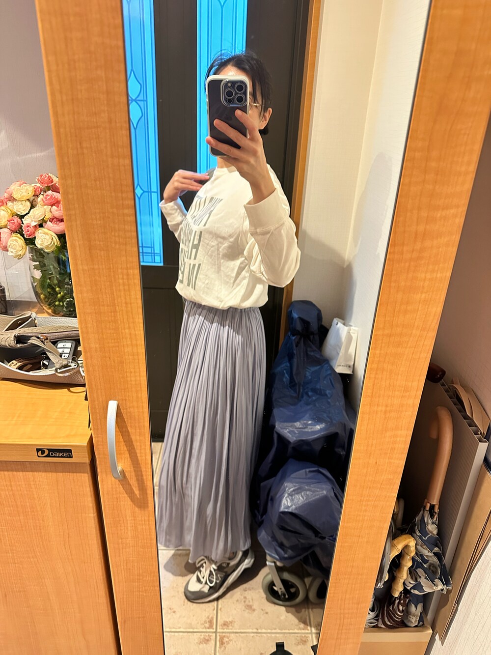 「春、大人カジュアル、スニーカーコーデ、シンプルコーデ、ootd、カジュアルコーデ、ロゴT、オトナ女子、きれいめカジュアル、キレイめ、スニーカー、スカート、マキシスカート、カジュアル、オトナカジュアル」｜「JOURNAL STANDARD relumeの《追加》ウェーブロゴプリントロングスリーブTEE（Tシャツ/カットソー、ホワイト系）」を使った、まろんさん（レディース・160cm）の春コーディネートの2枚目の写真