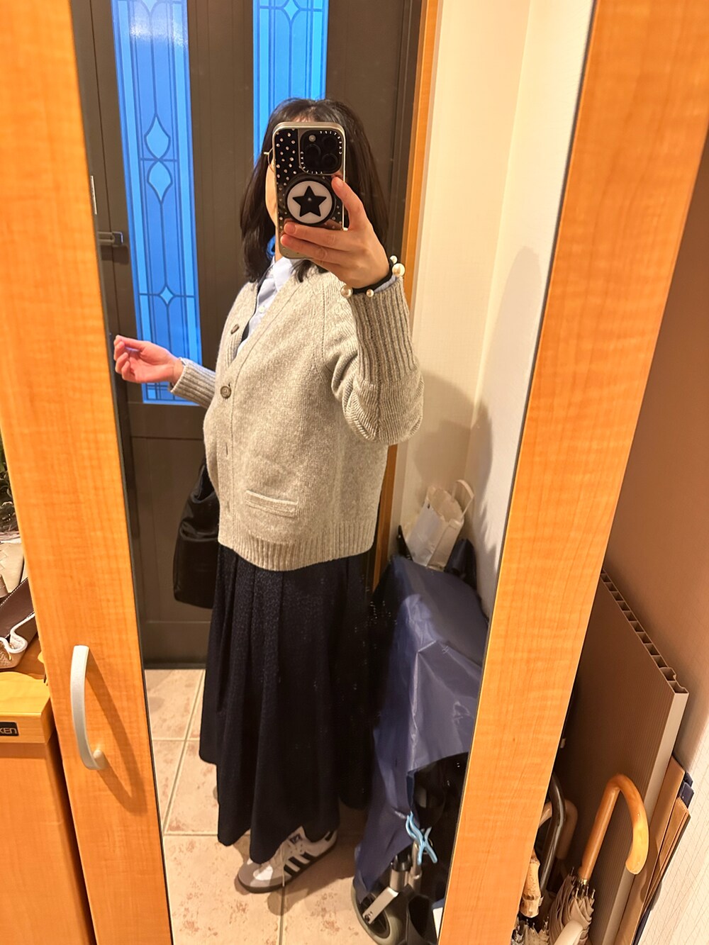 「プチプラ、UNIQLO、シャツスタイル、レイヤードスタイル、カーディガン、きれいめカジュアル、キレイめ、スニーカー、スカート、花柄、きれいめ、オトナ女子、オトナカジュアル、おしゃれさんと繋がりたい、いいね、save、フォローお願いします🤑」｜「IENAのAQUAラグランVネックカーディガン◆（カーディガン/ボレロ、グレー系）」を使った、まろんさん（レディース・160cm）の冬コーディネートの2枚目の写真