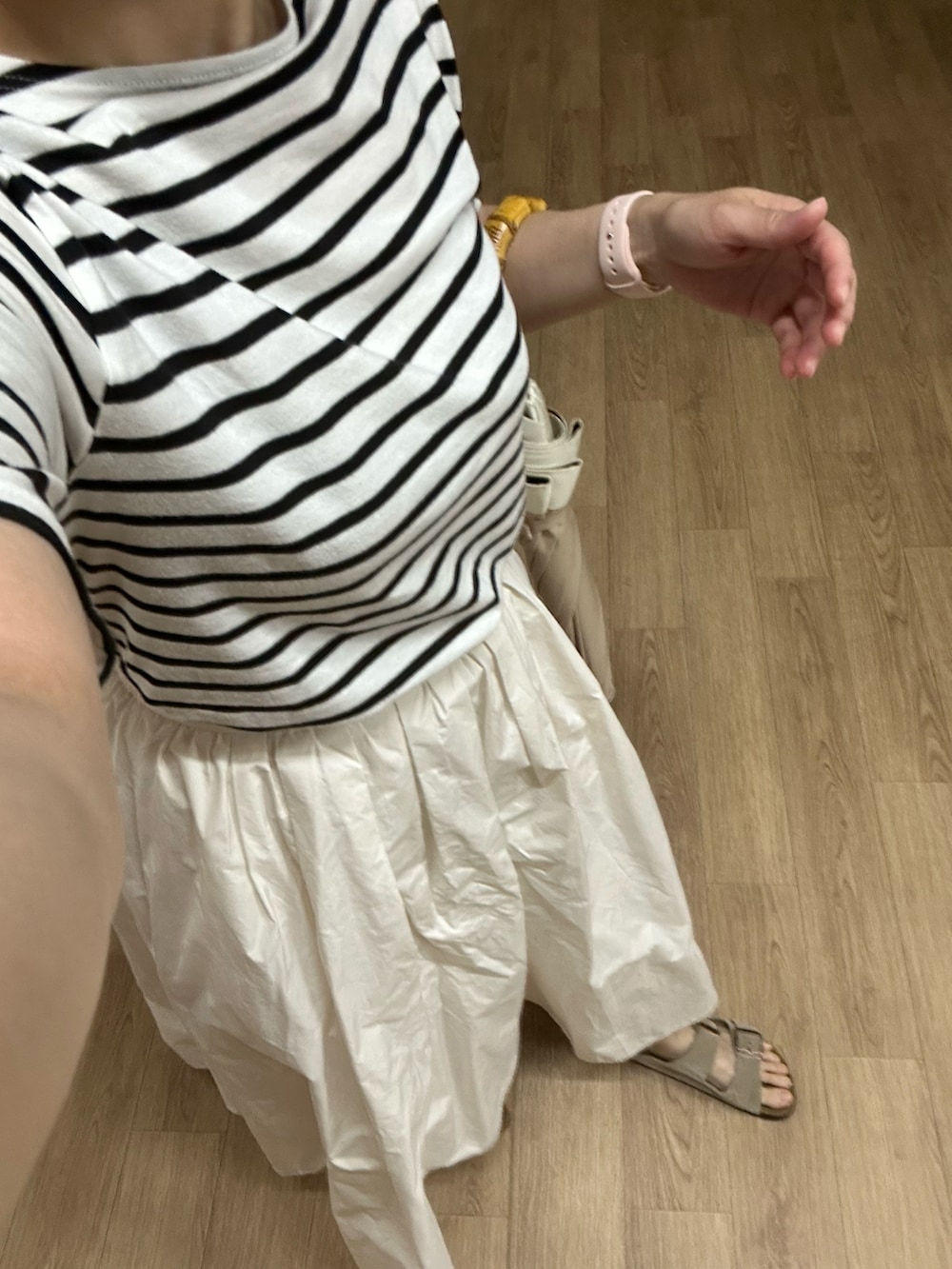 ブラック系のTシャツ/カットソー、ホワイト系のスカート、その他のシューズを着用したレディースの秋コーディネートの3枚目の写真