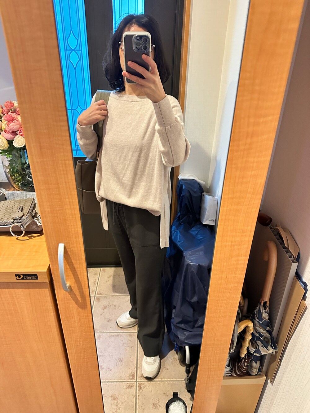 「春、今日のコーデ、カジュアルコーデ、シンプル、オトナカジュアル、オトナ女子、お洒落さんとつながりたい、ootd、春カラー、きれいめカジュアル、シンプルコーデ、パンツスタイル、MA-1、キレイめ、カジュアル」｜「Spick & Spanのウォッシャブル ウールラウンドプルオーバー◆（ニット/セーター、ベージュ系）」を使った、まろんさん（レディース・160cm）の春コーディネートの3枚目の写真