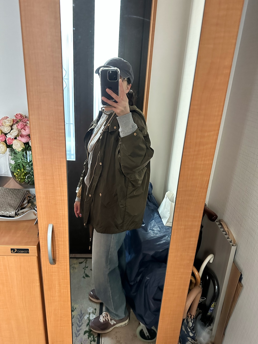 「ファッションを楽しもう、おしゃれさんと繋がりたい、シンプルコーデ、パンツスタイル、デニム、ワイドデニム、シンプル、ラクチンコーデ、カジュアルコーデ、スニーカー、オトナカジュアル、カジュアル、スウェット、いいね、save、フォローお願いします🤑、オトナ女子」｜「WOOLRICHのWOOLRICH(ウールリッチ)   ANORAK  アノラックパーカー/WWOU0465（ブルゾン、グリーン系）」を使った、まろんさん（レディース・160cm）の秋コーディネートの2枚目の写真