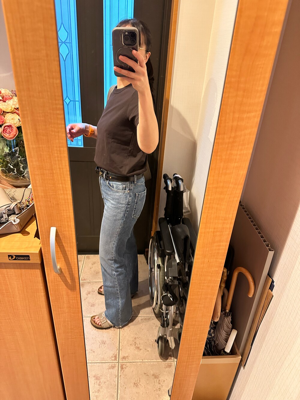 ブラウン系のTシャツ/カットソー、ブルー系のデニムパンツ、その他のシューズを着用したレディースの夏コーディネートの2枚目の写真