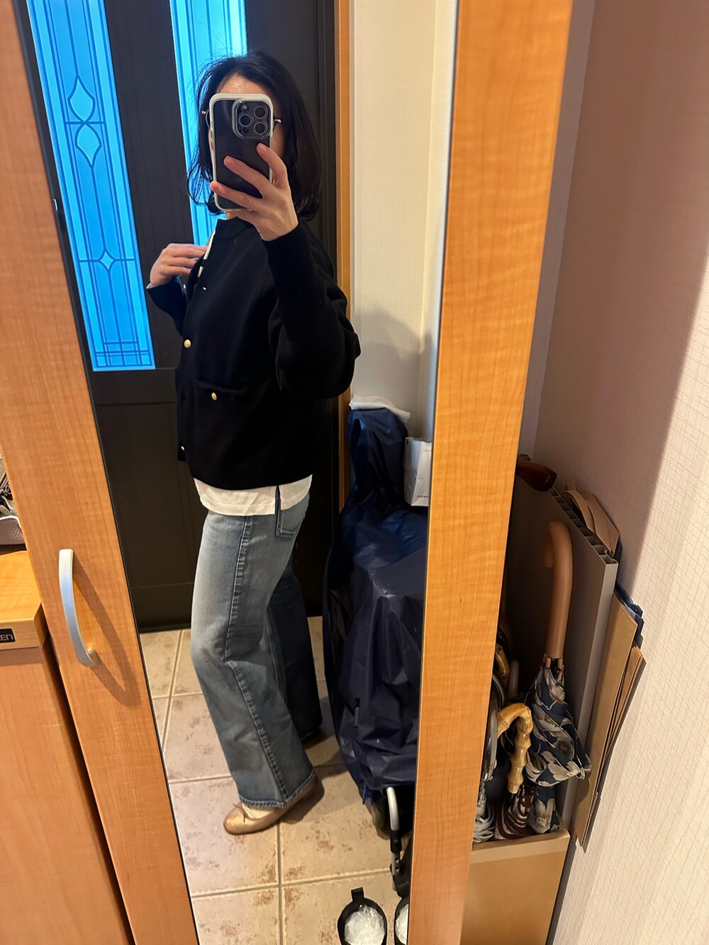 「春服デビュー宣言、カジュアルコーデ、シンプルスタイル、私の推しブランド、パンツスタイル、おでかけコーデ、お洒落さんとつながりたい、シンプルコーデ、バレーシューズ、骨格ストレート、いいね、save、フォローお願いします🤑、デニム、ワイドデニム、きれいめカジュアル、カジュアル」｜「Repettoの【35-38】BALLERINA / CENDRILLON (METALLIC GOATSKIN  SUEDE / Spirit white, Orgeat grey)（バレエシューズ、ピンク系）」を使った、まろんさん（レディース・160cm）の春コーディネートの4枚目の写真