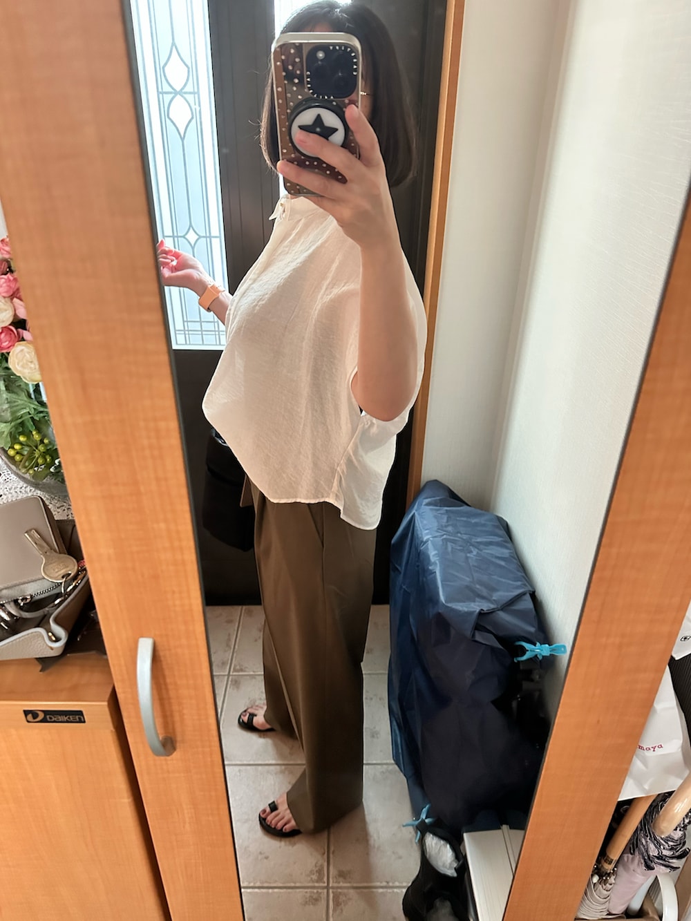 「今日のコーデ、夏コーデ、きれいめコーディネート、プチプラ、UNIQLO、タックワイドパンツ、ラフ、ラクチンコーデ、パンツスタイル、パンツ、スラックス、ブラウス、大人カジュアル、大人コーデ、大人女子」｜「IENAの《追加》リネン混 襟付きブラウス（シャツ/ブラウス、ホワイト系）」を使った、まろんさん（レディース・160cm）の夏コーディネートの2枚目の写真