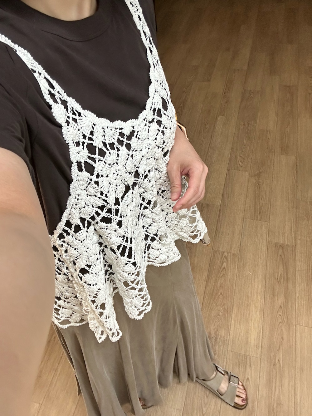 ベージュ系のスカート、ホワイト系のニット/セーター、ブラウン系のTシャツ/カットソーを着用したレディースの夏コーディネートの3枚目の写真