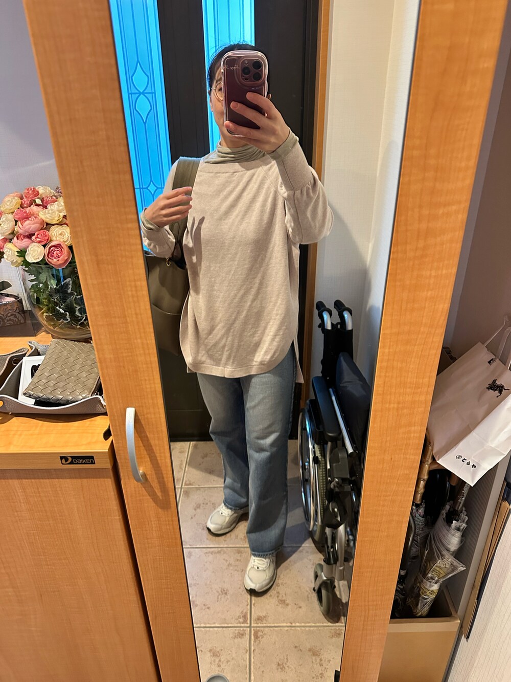 ブルー系のその他アウター、ベージュ系のニット/セーター、グレー系のTシャツ/カットソーを着用したレディースの春コーディネートの3枚目の写真