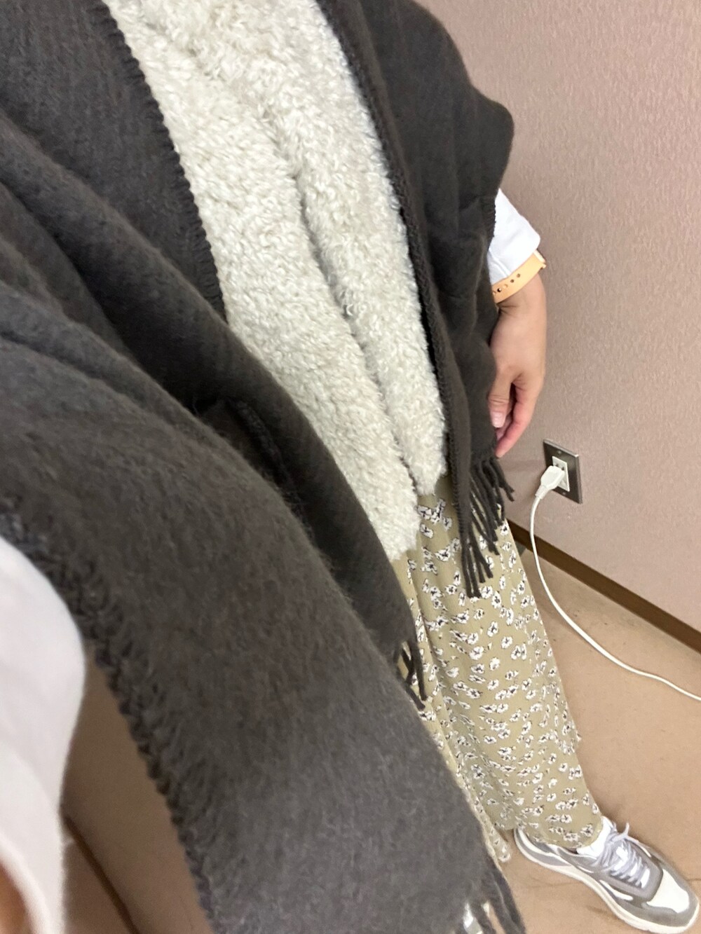 「秋服、オトナカジュアル、スカートコーデ、お洒落さんとつながりたい、ootd、大人女子、ゆるコーデ、プチプラ、UNIQLO、いいね、save、フォローお願いします🤑、Tシャツ/カットソー、キレイめ、きれいめカジュアル、スニーカー、花柄」｜「IENAの《追加》NOMADIS/ノマディス 別注 SAC PADDED トートバッグ（トートバッグ、ブラック系）」を使った、まろんさん（レディース・160cm）の秋コーディネートの4枚目の写真