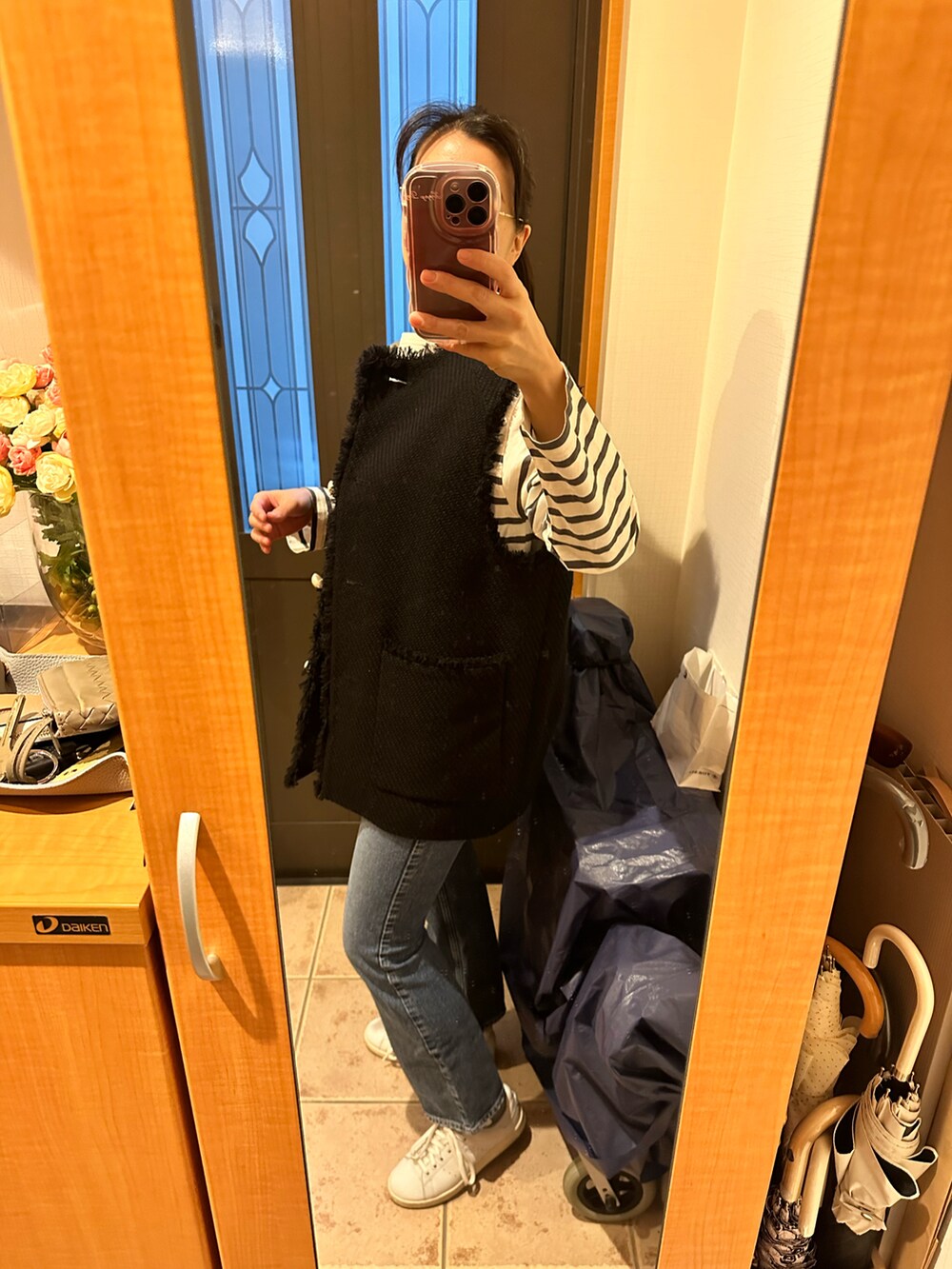 ブラック系のジャケット/アウター、ブラック系のTシャツ/カットソー、ブルー系のデニムパンツを着用したレディースの秋コーディネートの2枚目の写真