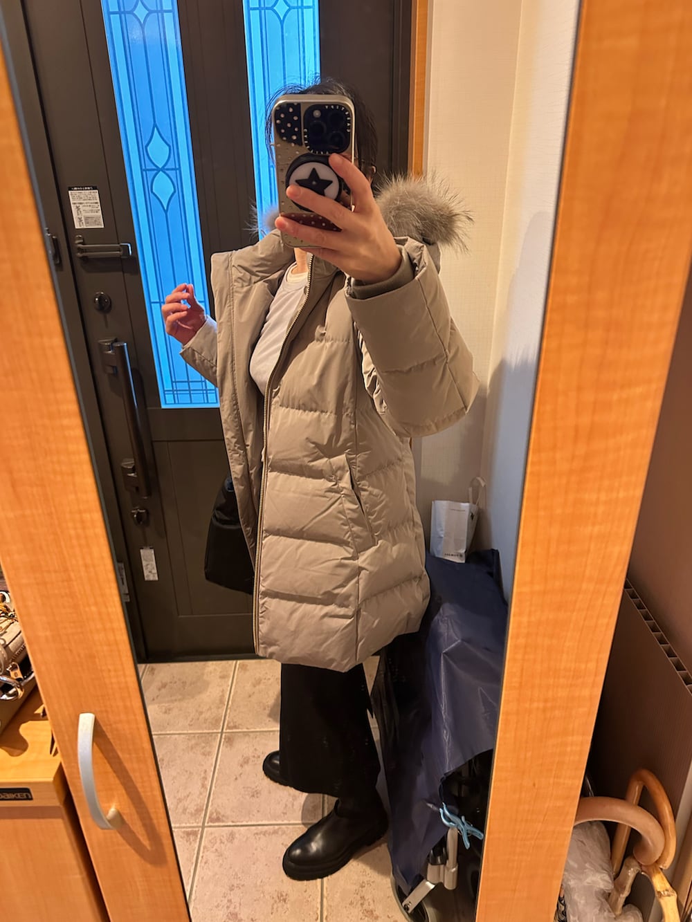 「レイヤードスタイル、メガネ女子、大人コーデ、カジュアルスタイル、大人女子、モノトーンコーデ、いいね、save、フォローお願いします🤑、タイトスカート、スカート、サイドゴアブーツ、シンプル、オトナ女子、きれいめカジュアル、キレイめ、おしゃれさんと繋がりたい」｜「IENAのリヨセルカシミヤロングTシャツ（Tシャツ/カットソー、ブルー系）」を使った、まろんさん（レディース・160cm）の冬コーディネートの4枚目の写真