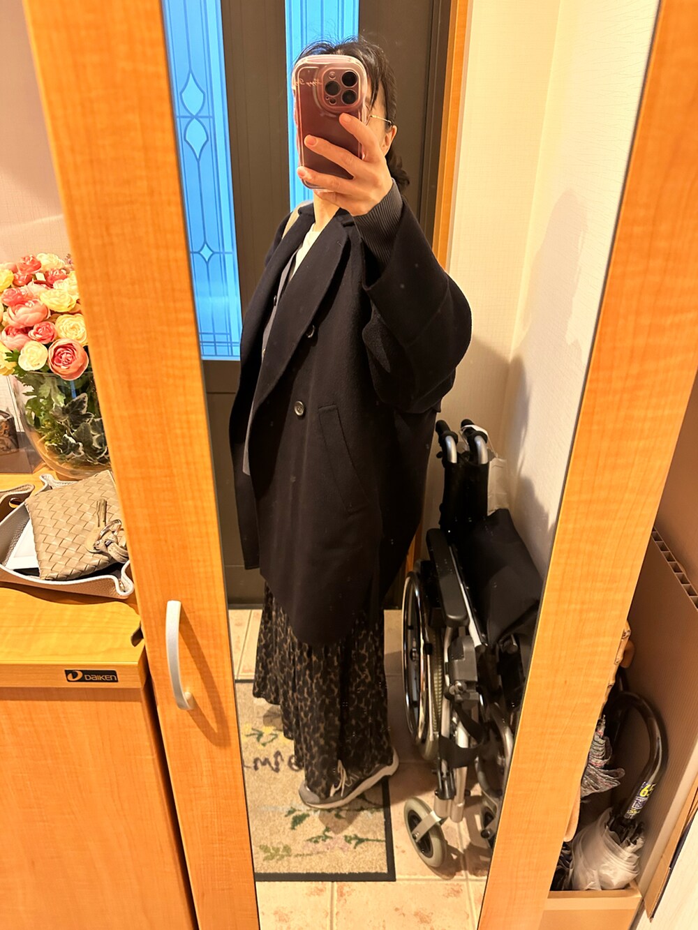 グレー系のカーディガン/ボレロ、ホワイト系のTシャツ/カットソー、グリーン系のスカートを着用したレディースの冬コーディネートの4枚目の写真