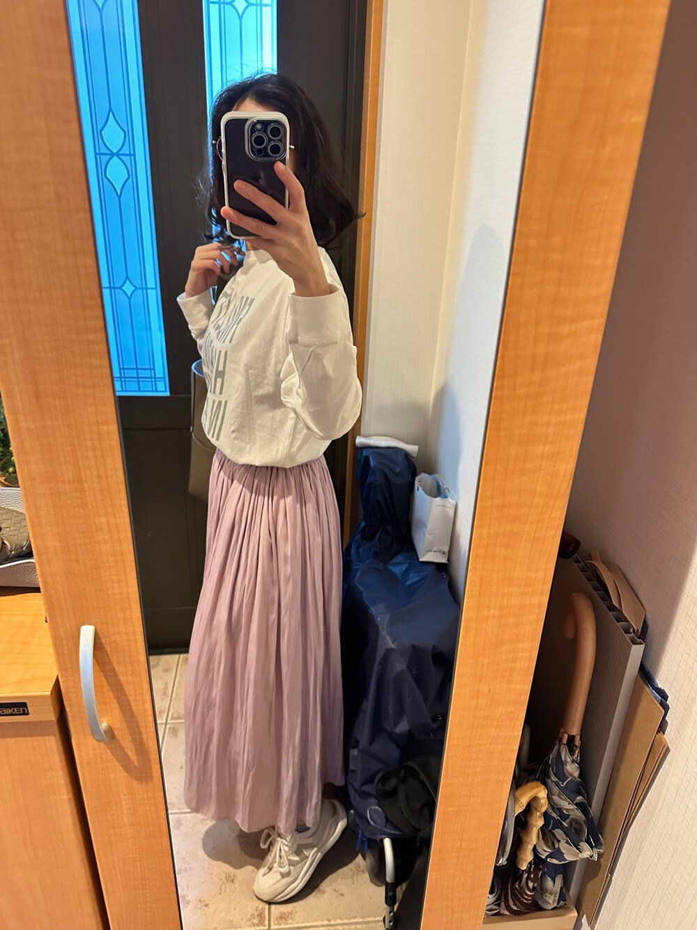 「春服デビュー宣言、春、今日のコーデ、シンプル、お洒落さんとつながりたい、オトナカワイイ、大人女子、カジュアルガーリー、シンプルコーデ、骨格ストレート、はるコーデ、マキシスカート、ピンク、きれいめカジュアル、キレイめ」｜「IENAのPeポプリンオーバーショートコート（その他アウター、ブルー系）」を使った、まろんさん（レディース・160cm）の春コーディネートの4枚目の写真