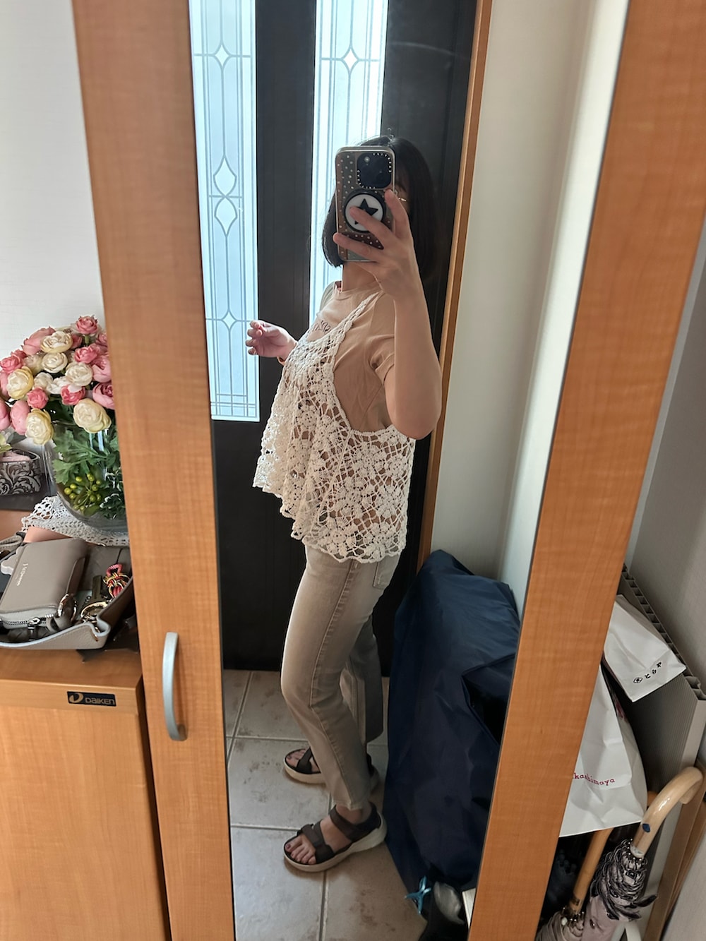 ホワイト系のニット/セーター、ベージュ系のTシャツ/カットソー、ベージュ系のデニムパンツを着用したレディースの夏コーディネートの2枚目の写真