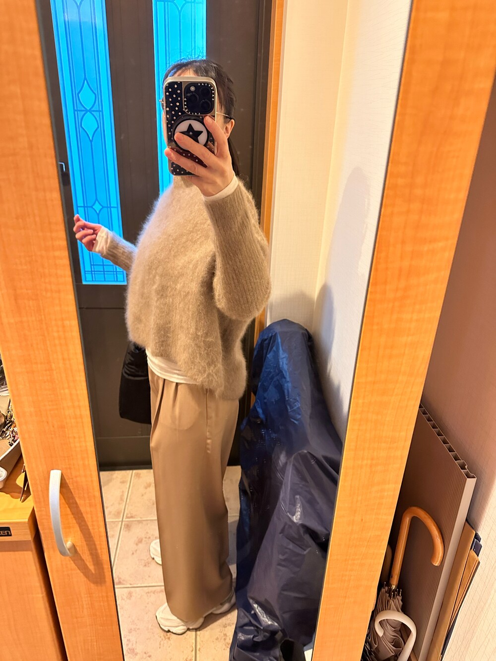 「ブラウン、ワントーンコーデ、ワントーン、コート、ファー、ニット、レイヤードスタイル、パンツスタイル、パンツ、スラックス、スニーカー、オトナカジュアル、オトナ女子、きれいめカジュアル、キレイめ」｜「IENAのスーパー160ダブルフェイスショートコート（その他アウター、ベージュ系）」を使った、まろんさん（レディース・160cm）の秋コーディネートの4枚目の写真