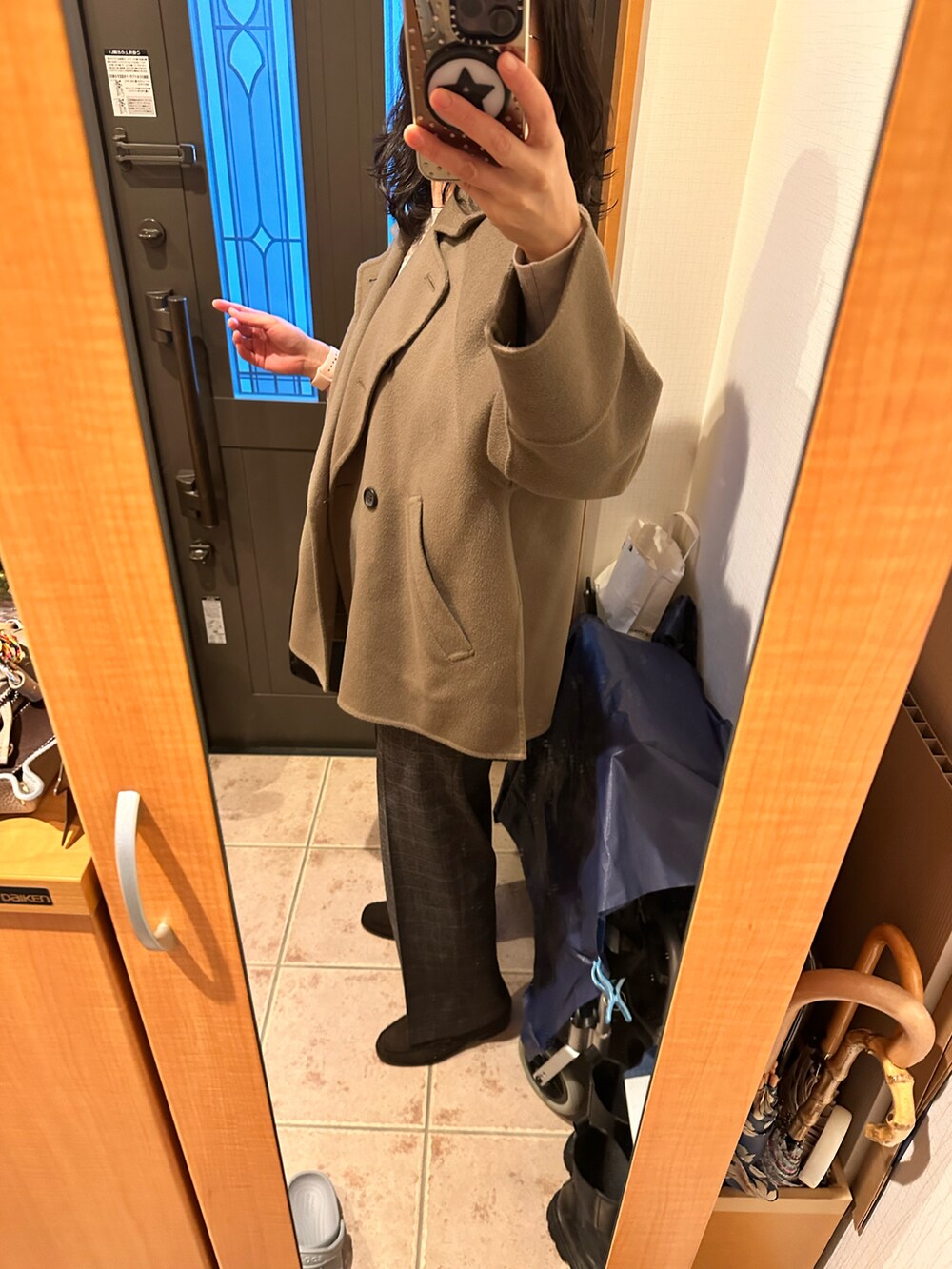 ベージュ系のその他アウター、ベージュ系のニット/セーター、その他のパンツを着用したレディースの冬コーディネートの2枚目の写真