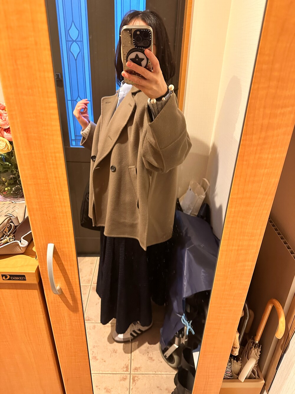 「プチプラ、UNIQLO、シャツスタイル、レイヤードスタイル、カーディガン、きれいめカジュアル、キレイめ、スニーカー、スカート、花柄、きれいめ、オトナ女子、オトナカジュアル、おしゃれさんと繋がりたい、いいね、save、フォローお願いします🤑」｜「IENAのAQUAラグランVネックカーディガン◆（カーディガン/ボレロ、グレー系）」を使った、まろんさん（レディース・160cm）の冬コーディネートの4枚目の写真